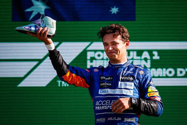 NORRIS Lando (gbr), McLaren MCL35M, portrait doing a shoey on the podium with RICCIARDO Daniel (aus), McLaren MCL35M, during the Formula 1 Heineken Gran Premio D italia 2021, Italian Grand Prix, 14th round of the 2021 FIA Formula One World Championship, WM, Weltmeisterschaft from September 9 to 12, 2021 on the Autodromo Nazionale di Monza, in Monza, Italy FORMULE 1 : Grand prix d Italie - Monza - 12 09 2021 DPPI Panoramic 20210912_GOODEN__GO02524