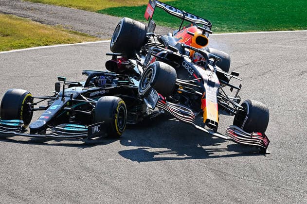 HAMILTON Lewis (gbr), Mercedes AMG F1 GP W12 E Performance, VERSTAPPEN Max (ned), Red Bull Racing Honda RB16B, action crash, accident, during the Formula 1 Heineken Gran Premio D italia 2021, Italian Grand Prix, 14th round of the 2021 FIA Formula One World Championship, WM, Weltmeisterschaft from September 9 to 12, 2021 on the Autodromo Nazionale di Monza, in Monza, Italy FORMULE 1 : Grand prix d Italie - Monza - 12 09 2021 DPPI Panoramic 20210912_GOODEN_12-09-21-ITA-4112-PVE