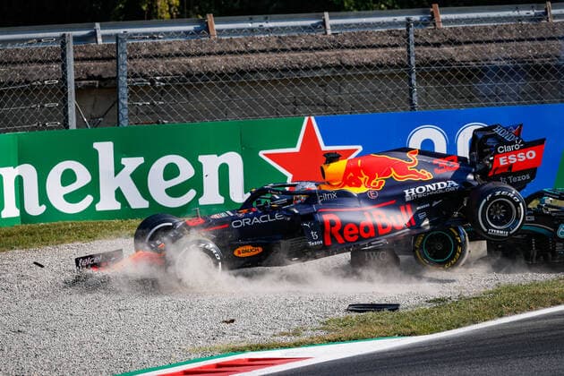 HAMILTON Lewis (gbr), Mercedes AMG F1 GP W12 E Performance, VERSTAPPEN Max (ned), Red Bull Racing Honda RB16B, action crash, accident, during the Formula 1 Heineken Gran Premio D italia 2021, Italian Grand Prix, 14th round of the 2021 FIA Formula One World Championship, WM, Weltmeisterschaft from September 9 to 12, 2021 on the Autodromo Nazionale di Monza, in Monza, Italy FORMULE 1 : Grand prix d Italie - Monza - 12 09 2021 DPPI Panoramic 20210912_GOODEN__GO02034