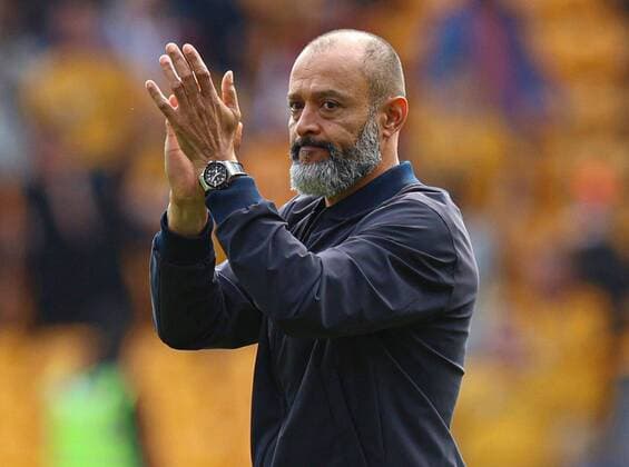 Fußball, Trainerhistorie Wolverhampton Wanderers von 1877 bis heute Mandatory Credit: Photo by Paul Currie Shutterstock (12345697eh) Tottenham Hotspur manager Nuno Espirito Santo applauds the fans at the end of the match Wolverhampton Wanderers v Tottenham Hotspur, Premier League, Football, Molineux, Wolverhampton, UK - 22 Aug 2021 EDITORIAL USE ONLY No use with unauthorised audio, video, data, fixture lists, club league logos or live services. Online in-match use limited to 120 images, no video emulation. No use in betting, games or single club league player publications. Wolverhampton Wanderers v Tottenham Hotspur, Premier League, Football, Molineux, Wolverhampton, UK - 22 Aug 2021 EDITORIAL USE ONLY No use with unauthorised audio, video, data, fixture lists, club league logos or live services. Online in-match use limited to 120 images, no video emulation. No use in betting, games or single club league player publications. Copyright: xPaulxCurrie Shutterstockx 12345697eh