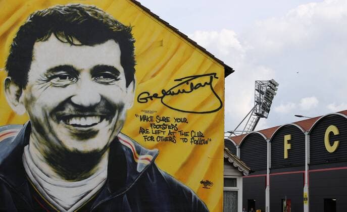 Fußball, Trainerhistorie Wolverhampton Wanderers von 1877 bis heute Mandatory Credit: Photo by James Holyoak Shutterstock (12437911f) Tribute to Graham Taylor, ex Watford manager is seen on a wall next to Vicarage Road Stadium. Watford v Wolverhampton Wanderers, Premier League, Football, Vicarage Road, Watford, UK - 11 Sep 2021 EDITORIAL USE ONLY No use with unauthorised audio, video, data, fixture lists, club league logos or live services. Online in-match use limited to 120 images, no video emulation. No use in betting, games or single club league player publications. Watford v Wolverhampton Wanderers, Premier League, Football, Vicarage Road, Watford, UK - 11 Sep 2021 EDITORIAL USE ONLY No use with unauthorised audio, video, data, fixture lists, club league logos or live services. Online in-match use limited to 120 images, no video emulation. No use in betting, games or single club league player publications. Copyright: xJamesxHolyoak Shutterstockx 12437911f