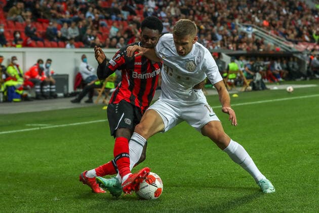 Jeremie Frimpong Bayer 04 Leverkusen, 30 in duel against Zubkov Oleksandr Bayer 04 Leverkusen, 11 , GER, Bayer 04 Leverkusen vs Ferencvaros Budapest Ferencvarosi Torna Club, UEFA Europa League Group G, Group Stage, Season 2021 2022, 16 09 2021, DFB DFL regulations prohibit any use of photographs as image sequences and or quasi video , GER, Bayer 04 Leverkusen vs Ferencvaros Budapest Ferencvarosi Torna Club, UEFA Europa League Group G, Group Stage, Season 2021 2022, 16 09 2021 Leverkusen Copyright: xEibner-Pressefoto GabrielxBoiax EP_GBA