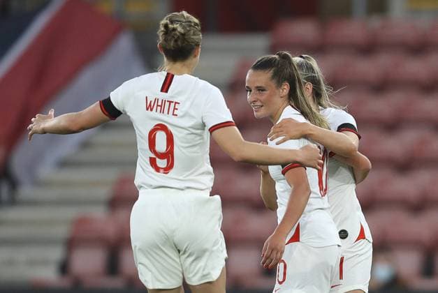 Fußball, Damen WM-Quali, England - Nordmazedonien Southampton, England, 17th September 2021. Ella Toone (C) of England celebrates after she scores the first goal during the FIFA 2023 Women s World Cup Qualifying match at St Mary s Stadium, Southampton. Picture credit should read: Paul Terry Sportimage EDITORIAL USE ONLY. No use with unauthorised audio, video, data, fixture lists, club league logos or live services. Online in-match use limited to 120 images, no video emulation. No use in betting, games or single club league player publications. SPI-1202-0003