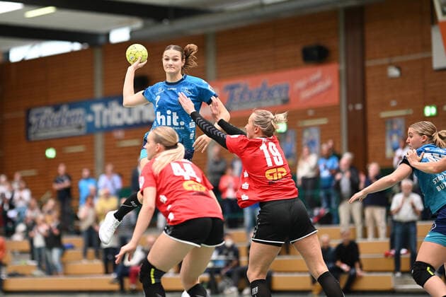 Handball I Women I Season 2021 2022 I 1 HBF I 3 Matchday I Buxtehuder SV SV Union Halle Neustadt I 19 09 2021 clearance by Liv Suechting 2, Buxtehuder Sportverein , which Lea Gruber 19, SV Union Halle Neustadt Wildcats cant prevent. Copyright: xBEAUTIFULxSPORTS Schlikisx