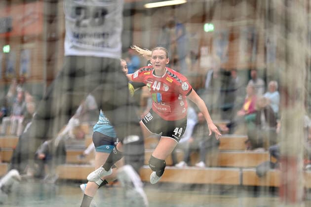 Handball I Women I Season 2021 2022 I 1 HBF I 3 Matchday I Buxtehuder SV SV Union Halle Neustadt I 19 09 2021 Throw by Julia Niewiadomska 44, SV Union Halle Neustadt Wildcats Copyright: xBEAUTIFULxSPORTS Schlikisx