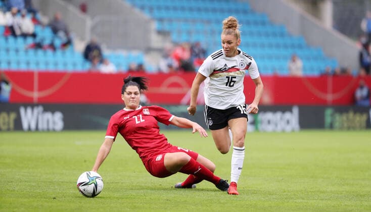 Germany Serbia 21 09 2021 Chemnitz, 21 09 2021, Stadion an der Gellertstrasse, Football, Womens International Match, World Cup Qualification, Group H, Germany vs Serbia 5 1 0 1 , In the picture from left Dejana Stefanovic 22, Serbia , Linda Dallmann 16, GER , According to the regulations of the DFB German Football Association it is forbidden to use or to let use photo recordings made in the stadium and or of the match in the form of sequence pictures and or video-like photo series,