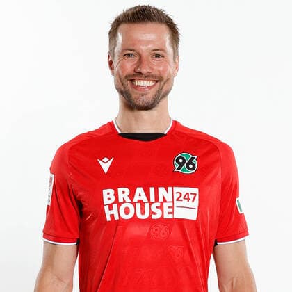 Julian Börner - Porträttermin Hannover 96, GER, Fussball, Fußball, 2021 2022, 2. Bundesliga, 2.BL, 2. BL, Porträt, Studio, Shooting, Studioshooting; Foto via: Hannover96