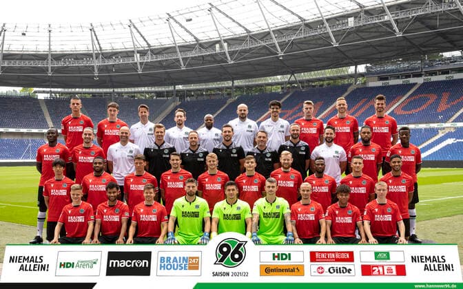 Mannschaftsbild Hannover 96, Foto 2.BL via: Hannover96; hi.v.l.: Marc Lamti, Tim Walbrecht, Thorsten Klopp (Physiotherapeut), Rick Schaller (Physiotherapeut), Raymond Saka (Zeugwart), Benjamin Hauptmann (Zeugwart), Ares Ehrich (Videoanalyst), Marvin Ducksch, Marcel Franke, Hendrik Weydandt Zweite Reihe von oben: Moussa Doumbouya, Valmir Sulejmani, Felix Sunkel (Athletiktrainer), Michael Ratajczak (Torwarttrainer), Lars Barlemann (Co-Trainer), Kai Hesse (Co-Trainer), Jan Zimmermann (Cheftrainer), Jens Jansen (Co-Trainer), Markus Böker (Athletiktrainer & Datenanalyst), Simon Falette, Grace Bokake Dritte Reihe von oben: Sei Muroya, Franck Evina, Mike Frantz, Sebastian Stolze, Sebastian Ernst, Florent Muslija, Sebastian Kerk, Patrick Twumasi, Mick Gudra, Simon Stehle vorn: Jan-Erik Eichhorn, Linton Maina, Dominik Kaiser, Ron-Robert Zieler, Marlon Sündermann, Martin Hansen, Niklas Hult, Lawrence Ennali, Philipp Ochs