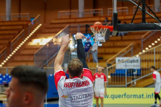 GER, Crailsheim, Arena Hohenlohe, 25 09 2021, emspor, emonline, despor, deonline, HAKRO Merlins Crailsheim vs s Oliver Würzburg, easyCredit BBL, 1 matchday picture Felix Hoffmann s Oliver Wuerzburg warms up Copyright: HMBxMedia JulienxBecker