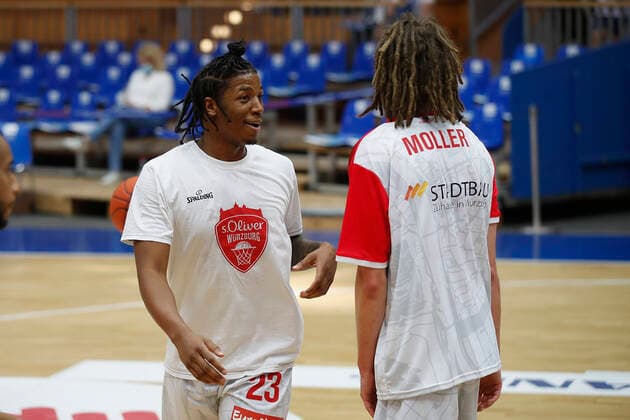 GER, Crailsheim, Arena Hohenlohe, 25 09 2021, emspor, emonline, despor, deonline, HAKRO Merlins Crailsheim vs s Oliver Würzburg, easyCredit BBL, 1 matchday picture v l Desi Rodriguez s Oliver Wuerzburg and Craig Moller s Oliver Wuerzburg have fun Copyright: HMBxMedia JulienxBecker
