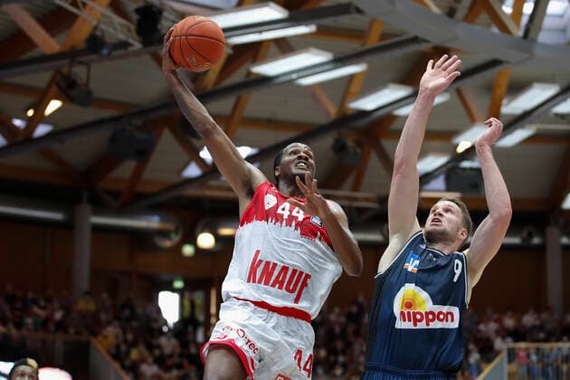 GER, Crailsheim, Arena Hohenlohe, 25 09 2021, emspor, emonline, despor, deonline, HAKRO Merlins Crailsheim vs s Oliver Würzburg, easyCredit BBL, 1 matchday picture v l William Buford s Oliver Wuerzburg vs Fabian Bleck HAKRO Merlins Crailsheim Copyright: HMBxMedia JulienxBecker