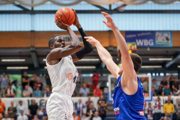 GER, Basketball, Bundesliga, Men, 2021 2022, 1 Matchday, Syntainics MBC MLP Academics Heidelberg, 25 09 2021, v l Shyron Ely Heidelberg, 5 , Johannes Richter MBC, 8 GER, Basketball, Bundesliga, Men, 2021 2022, 1 Matchday, Syntainics MBC MLP Academics Heidelberg, 25 09 2021, Weissenfels. Copyright: xSchulz Eibner-Pressefotox ep_eer