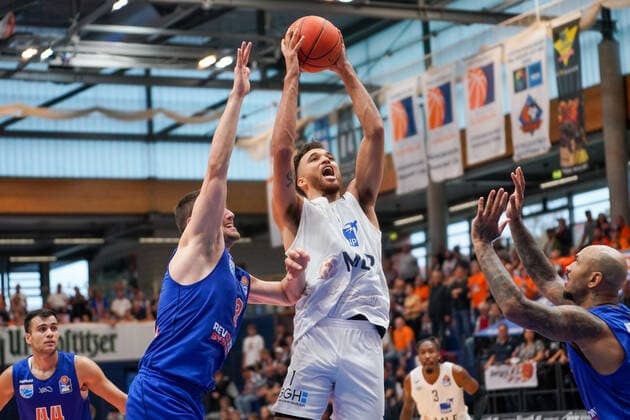 GER, Basketball, Bundesliga, Men, 2021 2022, 1 Matchday, Syntainics MBC MLP Academics Heidelberg, 25 09 2021, v l Johannes Richter MBC, 8 , Brekkott Chapman Heidelberg, 1 , Sergio Kerusch MBC, 7 GER, Basketball, Bundesliga, Men, 2021 2022, 1 Matchday, Syntainics MBC MLP Academics Heidelberg, 25 09 2021, Weissenfels. Copyright: xSchulz Eibner-Pressefotox ep_eer