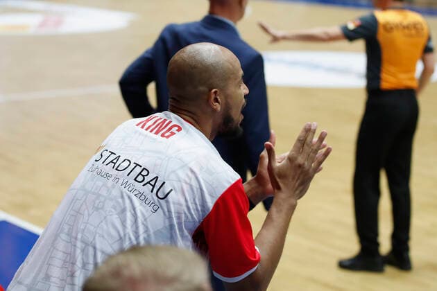 GER, Crailsheim, Arena Hohenlohe, 25 09 2021, emspor, emonline, despor, deonline, HAKRO Merlins Crailsheim vs s Oliver Würzburg, easyCredit BBL, 1 matchday picture Alex King s Oliver Wuerzburg cheers on his team Copyright: HMBxMedia JulienxBecker