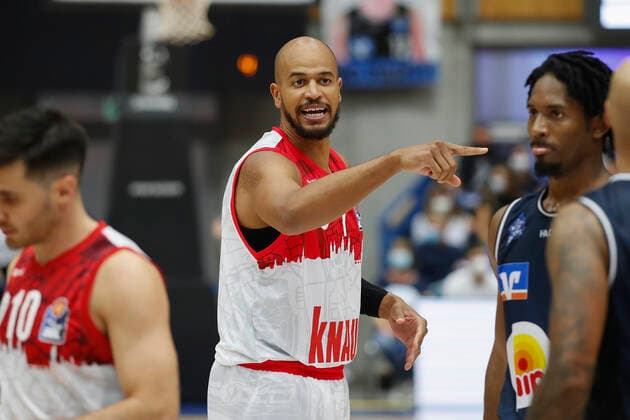 GER, Crailsheim, Arena Hohenlohe, 25 09 2021, emspor, emonline, despor, deonline, HAKRO Merlins Crailsheim vs s Oliver Würzburg, easyCredit BBL, 1 matchday picture Alex King s Oliver Wuerzburg gives instructions to his teammates Copyright: HMBxMedia JulienxBecker