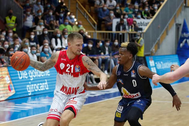 GER, Crailsheim, Arena Hohenlohe, 25 09 2021, emspor, emonline, despor, deonline, HAKRO Merlins Crailsheim vs s Oliver Würzburg, easyCredit BBL, 1 matchday picture v l Aigars Skele s Oliver Wuerzburg vs T J Shorts HAKRO Merlins Crailsheim Copyright: HMBxMedia JulienxBecker