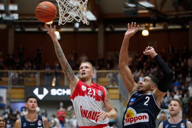 GER, Crailsheim, Arena Hohenlohe, 25 09 2021, emspor, emonline, despor, deonline, HAKRO Merlins Crailsheim vs s Oliver Würzburg, easyCredit BBL, 1 matchday picture v l Aigars Skele s Oliver Wuerzburg vs Jared Savage HAKRO Merlins Crailsheim Copyright: HMBxMedia JulienxBecker