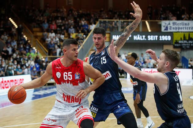 GER, Crailsheim, Arena Hohenlohe, 25 09 2021, emspor, emonline, despor, deonline, HAKRO Merlins Crailsheim vs s Oliver Würzburg, easyCredit BBL, 1 Matchday Picture f l Filip Stanic s Oliver Wuerzburg , Bogdan Radosavljevic HAKRO Merlins Crailsheim and Fabian Bleck HAKRO Merlins Crailsheim Copyright: HMBxMedia JulienxBecker