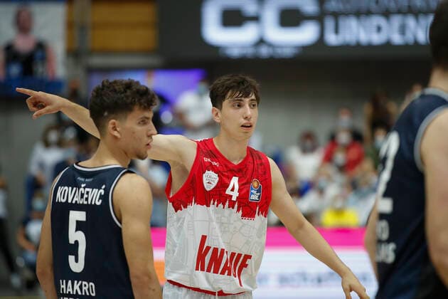 GER, Crailsheim, Arena Hohenlohe, 25 09 2021, emspor, emonline, despor, deonline, HAKRO Merlins Crailsheim vs s Oliver Würzburg, easyCredit BBL, 1 matchday picture Julius Boehmer s Oliver Wuerzburg gives instructions to his teammates Copyright: HMBxMedia JulienxBecker