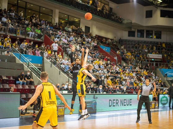 Caleb Homesley Hamburg Towers, 05 , Jordan Hulls MHP Riesen Ludwigsburg, 01 , MHP Riesen vs Hamburg Towers, Basketball, Bundesliga, easyCredit BBL, 1 Matchday, Game ID 25943, Season 2021 2022, 25 09 2021, MHP Riesen vs Hamburg Towers, Basketball, Bundesliga, easyCredit BBL, 1 Matchday, Game ID 25943, Season 2021 2022, 25 09 2021 Ludwigsburg Copyright: xEibner-Pressefoto SaschaxWaltherx EP_swa