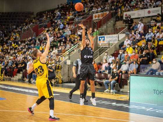 David Walker MHP Riesen Ludwigsburg, 23 , Maximilian Dileo Hamburg Towers, 03 , MHP Riesen vs Hamburg Towers, Basketball, Bundesliga, easyCredit BBL, 1 Matchday, Game ID 25943, Spielzeit 2021 2022, 25 09 2021, MHP Riesen vs Hamburg Towers, Basketball, Bundesliga, easyCredit BBL, 1 Matchday, Game ID 25943, Spielzeit 2021 2022, 25 09 2021 Ludwigsburg Copyright: xEibner-Pressefoto SaschaxWaltherx EP_swa
