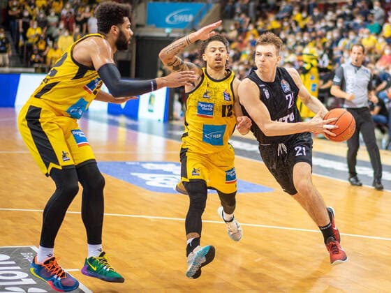 Yoeli Childs MHP Riesen Ludwigsburg, 22 , Jonah Radebaugh MHP Riesen Ludwigsburg, 12 , Justus Hollatz Hamburg Towers, 21 , MHP Riesen vs Hamburg Towers, Basketball, Bundesliga, easyCredit BBL, 1 Spieltag, Game ID 25943, Spielzeit 2021 2022, 25 09 2021, MHP Riesen vs Hamburg Towers, Basketball, Bundesliga, easyCredit BBL, 1 Spieltag, Game ID 25943, Spielzeit 2021 2022, 25 09 2021 Ludwigsburg Copyright: xEibner-Pressefoto SaschaxWaltherx EP_swa