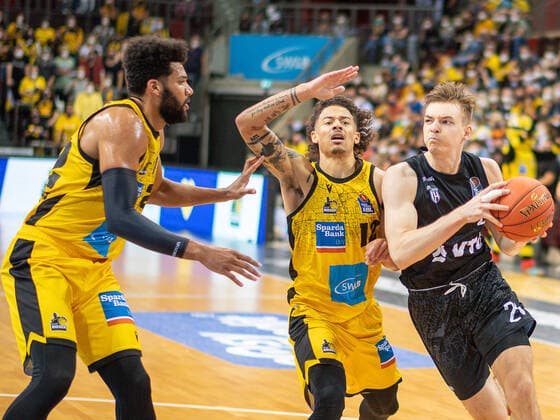 Yoeli Childs MHP Riesen Ludwigsburg, 22 , Jonah Radebaugh MHP Riesen Ludwigsburg, 12 , Justus Hollatz Hamburg Towers, 21 , MHP Riesen vs Hamburg Towers, Basketball, Bundesliga, easyCredit BBL, 1 Spieltag, Game ID 25943, Spielzeit 2021 2022, 25 09 2021, MHP Riesen vs Hamburg Towers, Basketball, Bundesliga, easyCredit BBL, 1 Spieltag, Game ID 25943, Spielzeit 2021 2022, 25 09 2021 Ludwigsburg Copyright: xEibner-Pressefoto SaschaxWaltherx EP_swa