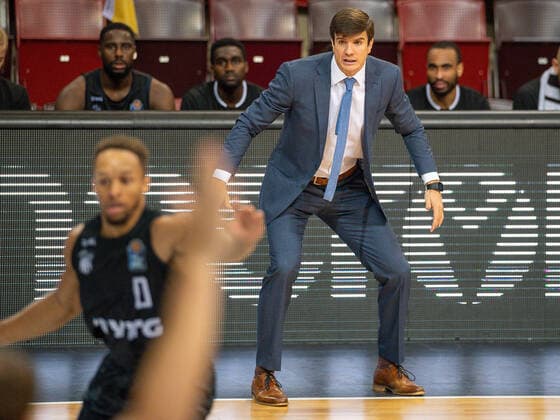 Pedro Calles (Hamburg Towers, Chef-Trainer), Jaylon Brrown (Hamburg Towers, 00), MHP Riesen vs. Hamburg Towers, Basketball, Bundesliga, easyCredit BBL, 1. Spieltag, Game-ID 25943, Spielzeit 2021 2022, 25.09.2021, MHP Riesen vs. Hamburg Towers, Basketball, Bundesliga, easyCredit BBL, 1. Spieltag, Game-ID 25943, Spielzeit 2021 2022, 25.09.2021 Ludwigsburg Copyright: xEibner-Pressefoto SaschaxWaltherx EP_swa