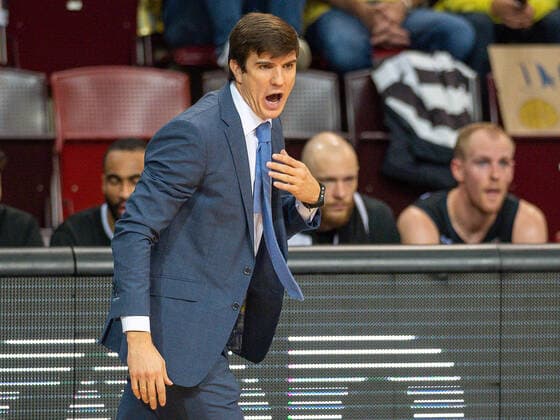 Pedro Calles (Hamburg Towers, Chef-Trainer), MHP Riesen vs. Hamburg Towers, Basketball, Bundesliga, easyCredit BBL, 1. Spieltag, Game-ID 25943, Spielzeit 2021 2022, 25.09.2021, MHP Riesen vs. Hamburg Towers, Basketball, Bundesliga, easyCredit BBL, 1. Spieltag, Game-ID 25943, Spielzeit 2021 2022, 25.09.2021 Ludwigsburg Copyright: xEibner-Pressefoto SaschaxWaltherx EP_swa