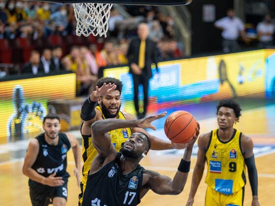 Yoeli Childs (MHP Riesen Ludwigsburg, 22), Eddy Edigin (Hamburg Towers, 20), Jaylen Joseph Hands (MHP Riesen Ludwigsburg, 09), MHP Riesen vs. Hamburg Towers, Basketball, Bundesliga, easyCredit BBL, 1. Spieltag, Game-ID 25943, Spielzeit 2021 2022, 25.09.2021, MHP Riesen vs. Hamburg Towers, Basketball, Bundesliga, easyCredit BBL, 1. Spieltag, Game-ID 25943, Spielzeit 2021 2022, 25.09.2021 Ludwigsburg Copyright: xEibner-Pressefoto SaschaxWaltherx EP_swa