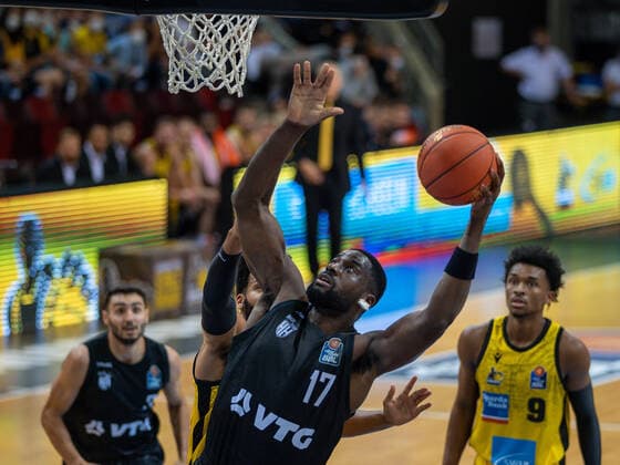 Yoeli Childs (MHP Riesen Ludwigsburg, 22), Eddy Edigin (Hamburg Towers, 20), Jaylen Joseph Hands (MHP Riesen Ludwigsburg, 09), MHP Riesen vs. Hamburg Towers, Basketball, Bundesliga, easyCredit BBL, 1. Spieltag, Game-ID 25943, Spielzeit 2021 2022, 25.09.2021, MHP Riesen vs. Hamburg Towers, Basketball, Bundesliga, easyCredit BBL, 1. Spieltag, Game-ID 25943, Spielzeit 2021 2022, 25.09.2021 Ludwigsburg Copyright: xEibner-Pressefoto SaschaxWaltherx EP_swa