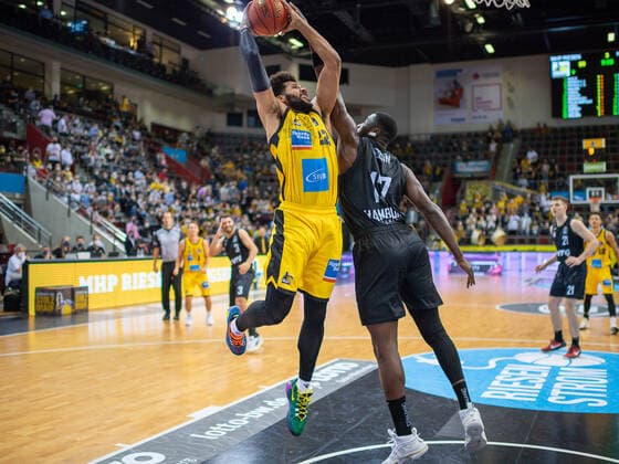 Yoeli Childs MHP Riesen Ludwigsburg, 22 , Eddy Edigin Hamburg Towers, 20 , MHP Riesen vs Hamburg Towers, Basketball, Bundesliga, easyCredit BBL, 1 Matchday, Game ID 25943, Spielzeit 2021 2022, 25 09 2021, MHP Riesen vs Hamburg Towers, Basketball, Bundesliga, easyCredit BBL, 1 Matchday, Game ID 25943, Spielzeit 2021 2022, 25 09 2021 Ludwigsburg Copyright: xEibner-Pressefoto SaschaxWaltherx EP_swa