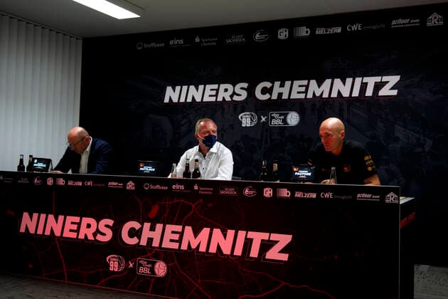 25 09 2021, easyCredit Basketball Bundesliga, BBL, season 2021 2022, men, Chemnitz Niners EWE Baskets Oldenburg Mladen Drijencic head coach , EWE Baskets Oldenburg, Matthias Pattoch, press locker Niners Chemnitz, Rodrigo Pastore head coach , Niners Chemnitz Chemnitz Fair Chemnitz Saxony Germany