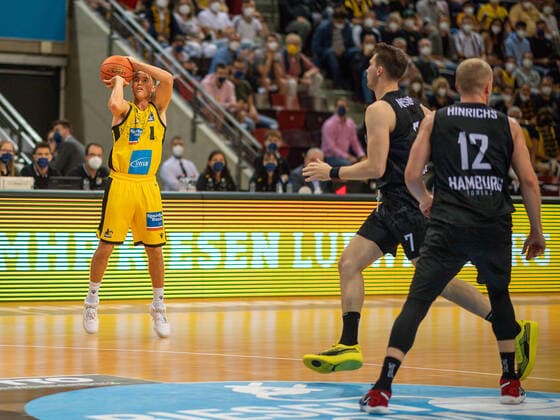 Jordan Hulls MHP Riesen Ludwigsburg, 01 , Lukas Meinser Hamburg Towers, 07 , Seth Hinrichs Hamburg Towers, 12 , MHP Riesen vs Hamburg Towers, Basketball, Bundesliga, easyCredit BBL, 1 Spieltag, Game ID 25943, Spielzeit 2021 2022, 25 09 2021, MHP Riesen vs Hamburg Towers, Basketball, Bundesliga, easyCredit BBL, 1 Spieltag, Game ID 25943, Spielzeit 2021 2022, 25 09 2021 Ludwigsburg Copyright: xEibner-Pressefoto SaschaxWaltherx EP_swa