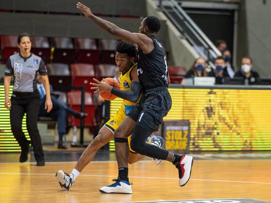 Jaylen Joseph Hands MHP Riesen Ludwigsburg, 09 , Zachary Brown Hamburg Towers, 01 , MHP Riesen vs Hamburg Towers, Basketball, Bundesliga, easyCredit BBL, 1 Spieltag, Game ID 25943, Spielzeit 2021 2022, 25 09 2021, MHP Riesen vs Hamburg Towers, Basketball, Bundesliga, easyCredit BBL, 1 Spieltag, Game ID 25943, Spielzeit 2021 2022, 25 09 2021 Ludwigsburg Copyright: xEibner-Pressefoto SaschaxWaltherx EP_swa