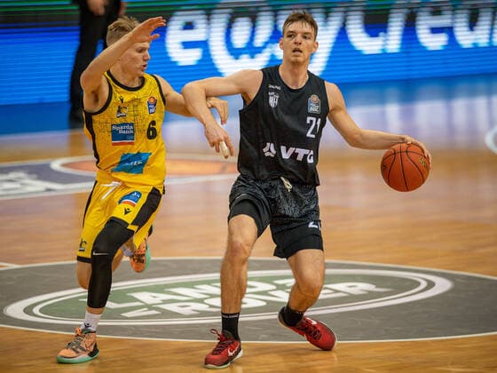 Johannes Patrick MHP Riesen Ludwigsburg, 06 ,Justus Hollatz Hamburg Towers, 21 , MHP Riesen vs Hamburg Towers, Basketball, Bundesliga, easyCredit BBL, 1 Matchday, Game ID 25943, Spielzeit 2021 2022, 25 09 2021, MHP Riesen vs Hamburg Towers, Basketball, Bundesliga, easyCredit BBL, 1 Matchday, Game ID 25943, Spielzeit 2021 2022, 25 09 2021 Ludwigsburg Copyright: xEibner-Pressefoto SaschaxWaltherx EP_swa