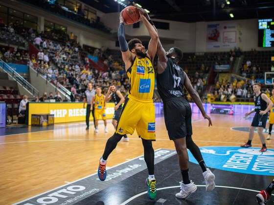 Yoeli Childs MHP Riesen Ludwigsburg, 22 , Eddy Edigin Hamburg Towers, 20 , MHP Riesen vs Hamburg Towers, Basketball, Bundesliga, easyCredit BBL, 1 Matchday, Game ID 25943, Spielzeit 2021 2022, 25 09 2021, MHP Riesen vs Hamburg Towers, Basketball, Bundesliga, easyCredit BBL, 1 Matchday, Game ID 25943, Spielzeit 2021 2022, 25 09 2021 Ludwigsburg Copyright: xEibner-Pressefoto SaschaxWaltherx EP_swa