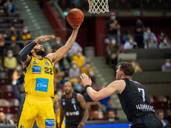 Yoeli Childs MHP Riesen Ludwigsburg, 22 , Lukas Meinser Hamburg Towers, 07 , MHP Riesen vs Hamburg Towers, Basketball, Bundesliga, easyCredit BBL, 1 Matchday, Game ID 25943, Spielzeit 2021 2022, 25 09 2021, MHP Riesen vs Hamburg Towers, Basketball, Bundesliga, easyCredit BBL, 1 Matchday, Game ID 25943, Spielzeit 2021 2022, 25 09 2021 Ludwigsburg Copyright: xEibner-Pressefoto SaschaxWaltherx EP_swa