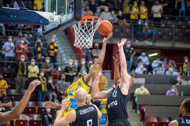 Tremmell Darden MHP Riesen Ludwigsburg 21 , Robin Christen Hamburg Towers, 08 , Seth Hinrichs Hamburg Towers, 12 , MHP Riesen vs Hamburg Towers, Basketball, Bundesliga, easyCredit BBL, 1 Spieltag, Game ID 25943, Spielzeit 2021 2022, 25 09 2021, MHP Riesen vs Hamburg Towers, Basketball, Bundesliga, easyCredit BBL, 1 Spieltag, Game ID 25943, Spielzeit 2021 2022, 25 09 2021 Ludwigsburg Copyright: xEibner-Pressefoto SaschaxWaltherx EP_swa