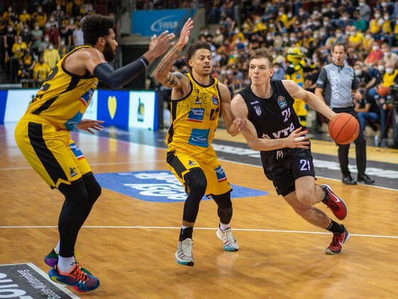Jonah Radebaugh MHP Riesen Ludwigsburg, 12 , Justus Hollatz Hamburg Towers, 21 , MHP Riesen vs Hamburg Towers, Basketball, Bundesliga, easyCredit BBL, 1 Matchday, Game ID 25943, Spielzeit 2021 2022, 25 09 2021, MHP Riesen vs Hamburg Towers, Basketball, Bundesliga, easyCredit BBL, 1 Matchday, Game ID 25943, Spielzeit 2021 2022, 25 09 2021 Ludwigsburg Copyright: xEibner-Pressefoto SaschaxWaltherx EP_swa