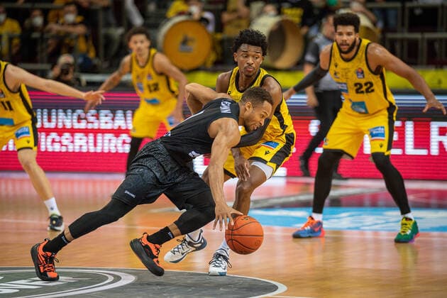 Jaylon Brrown Hamburg Towers, 00 , Jaylen Joseph Hands MHP Riesen Ludwigsburg, 09 , MHP Riesen vs Hamburg Towers, Basketball, Bundesliga, easyCredit BBL, 1 Matchday, Game ID 25943, Season 2021 2022, 25 09 2021, MHP Riesen vs Hamburg Towers, Basketball, Bundesliga, easyCredit BBL, 1 Matchday, Game ID 25943, Season 2021 2022, 25 09 2021 Ludwigsburg Copyright: xEibner-Pressefoto SaschaxWaltherx EP_swa