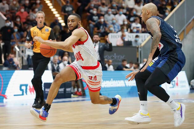 GER, Crailsheim, Arena Hohenlohe, 25 09 2021, emspor, emonline, despor, deonline, HAKRO Merlins Crailsheim vs s Oliver Würzburg, easyCredit BBL, 1 matchday picture v l Cameron Hunt s Oliver Wuerzburg vs Maurice Stuckey HAKRO Merlins Crailsheim Copyright: HMBxMedia JulienxBecker