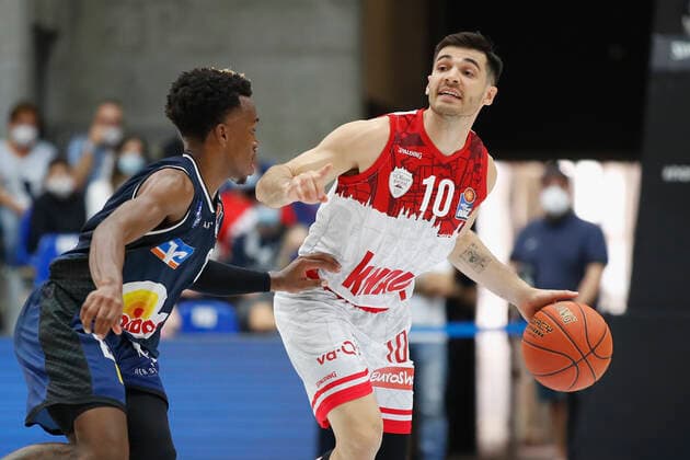 GER, Crailsheim, Arena Hohenlohe, 25 09 2021, emspor, emonline, despor, deonline, HAKRO Merlins Crailsheim vs s Oliver Würzburg, easyCredit BBL, 1 matchday picture v l T J Shorts HAKRO Merlins Crailsheim vs Luciano Parodi s Oliver Wuerzburg Copyright: HMBxMedia JulienxBecker