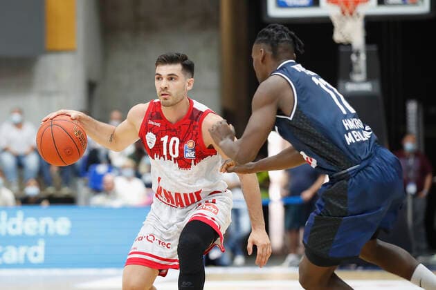 GER, Crailsheim, Arena Hohenlohe, 25 09 2021, emspor, emonline, despor, deonline, HAKRO Merlins Crailsheim vs s Oliver Würzburg, easyCredit BBL, 1 matchday picture v l Luciano Parodi s Oliver Wuerzburg vs Rene Kindzeka HAKRO Merlins Crailsheim Copyright: HMBxMedia JulienxBecker