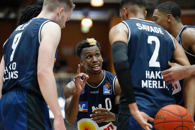 GER, Crailsheim, Arena Hohenlohe, 25 09 2021, emspor, emonline, despor, deonline, HAKRO Merlins Crailsheim vs s Oliver Würzburg, easyCredit BBL, 1 Matchday Picture T J Shorts HAKRO Merlins Crailsheim gives instructions to his teammates. Copyright: HMBxMedia JulienxBecker