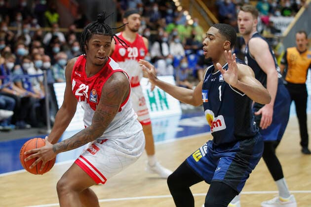 GER, Crailsheim, Arena Hohenlohe, 25 09 2021, emspor, emonline, despor, deonline, HAKRO Merlins Crailsheim vs s Oliver Würzburg, easyCredit BBL, 1 matchday picture v l Desi Rodriguez s Oliver Wuerzburg vs Jaren Lewis HAKRO Merlins Crailsheim Copyright: HMBxMedia JulienxBecker