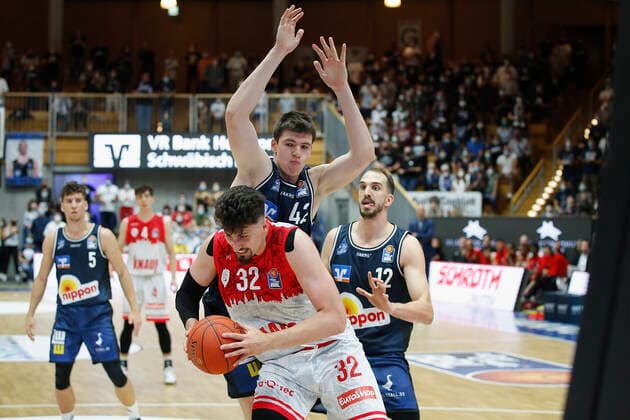 GER, Crailsheim, Arena Hohenlohe, 25 09 2021, emspor, emonline, despor, deonline, HAKRO Merlins Crailsheim vs s Oliver Würzburg, easyCredit BBL, 1 Matchday Picture f l Nicolas Carvacho s Oliver Wuerzburg , Matej Zejdl HAKRO Merlins Crailsheim and Dejan Kovacevic HAKRO Merlins Crailsheim Copyright: HMBxMedia JulienxBecker