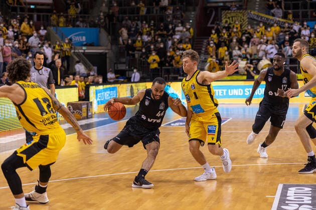 Jabril Durham Hamburg Towers, 44 Jordan Hulls MHP Riesen Ludwigsburg, 01 MHP Riesen Ludwigsburg vs Hamburg Towers, Basketball, Bundesliga, easy credit BBL, 1 Spieltag, Spielzeit 2021 2022, 25 09 2021, ¨¨ MHP Riesen Ludwigsburg vs Hamburg Towers, Basketball, Bundesliga, easy credit BBL, 1 Spieltag, Spielzeit 2021 2022, 25 09 2021 Ludwigsburg. Copyright: xNinaxSander xEibnerxPressefotoxIx EP_NSR