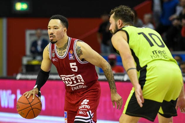 Kyan Anderson, Bastian Doreth 1 matchday, Basketball Bundesliga, Basketball season 2021 2022, Germany, easyCredit BBL, Germany, Giessen 46ers, giessen red, men, Jobstairs GIESSEN 46ers Medi Bayreuth, men, Bayreuth in yellow