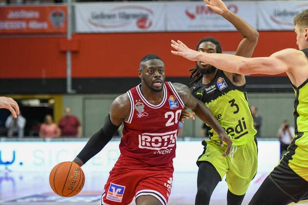 Rawle Alkins, Marcus Thornton 1 matchday, Basketball Bundesliga, Basketball season 2021 2022, Germany, easyCredit BBL, Germany, Giessen 46ers, giessen red, men, Jobstairs GIESSEN 46ers Medi Bayreuth, men, Bayreuth in yellow